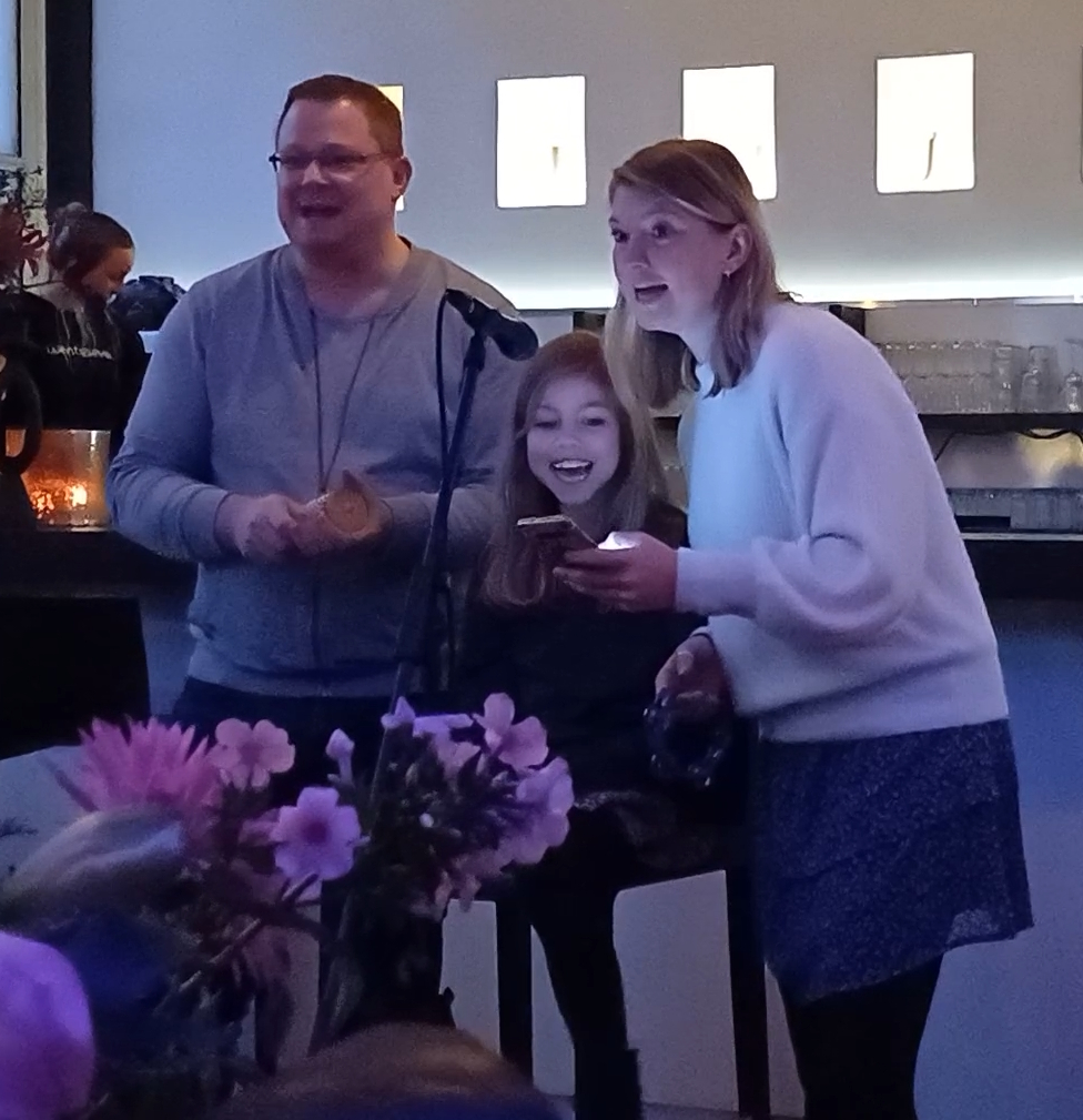 Fenny 70 jaar toegezongen door Arja, Susanne en Lo�s