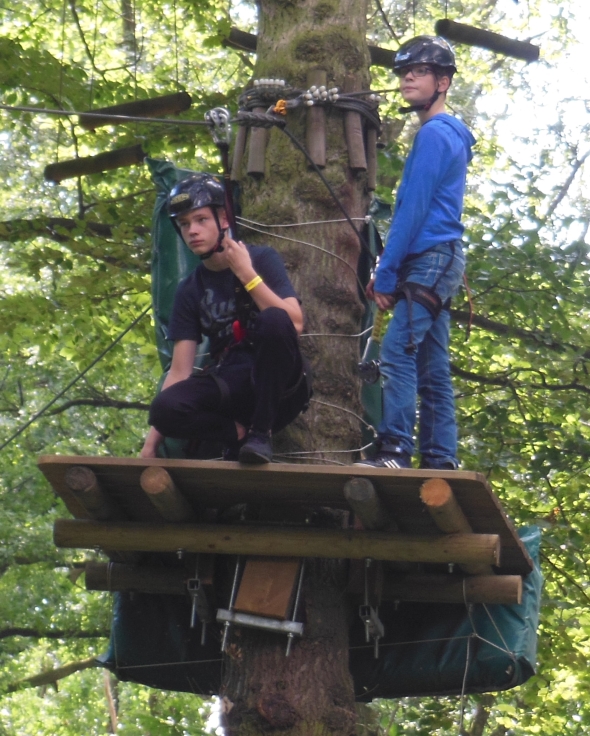 Matthijs en Yannick in Klimpark Fun Forest te Sevenum